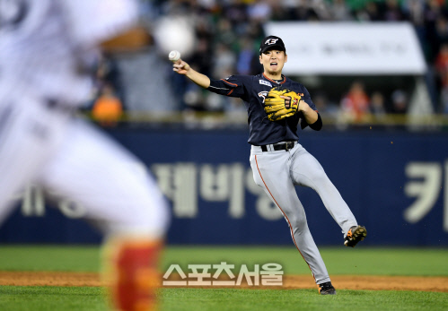 [포토]한화 정은원, \'아! 공 빼는 게 늦었어...\'