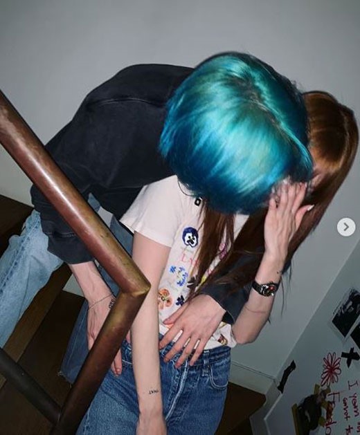 현아♥이던, 뽀뽀세례+백허그…'럽스타그램 ing'