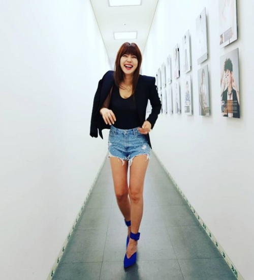 '핫팬츠 완벽 소화' 이윤미, 셋째 출산에도 우월 몸매[★SNS]