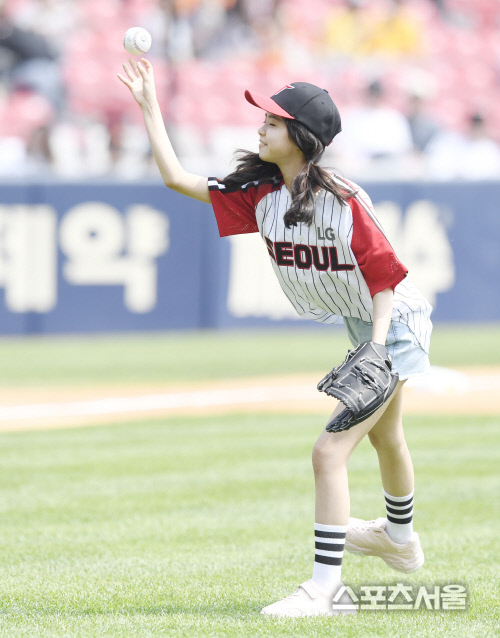 [포토] 아역배우 김시아, 잠실 시구합니다~