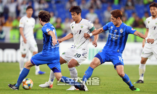 [포토] 이동국 '수비 피해 패스'