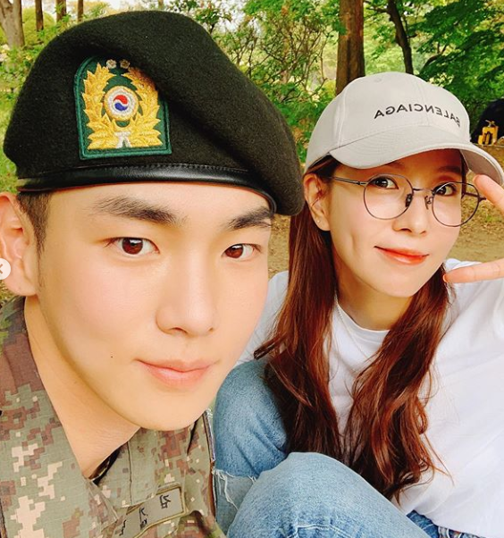 "군복도 잘 어울려"…보아, 샤이니 키 면회 인증샷 공개