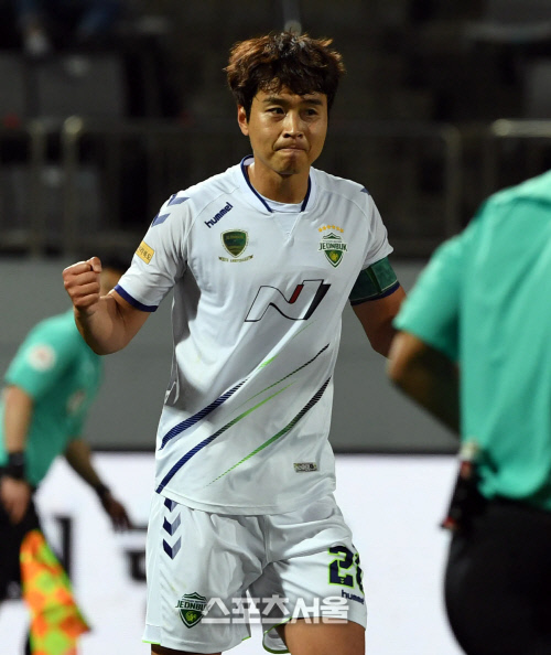 "뛰게 하겠다!" vs "우리 팀인데?" 이동국 둘러싼 유쾌한 입씨름