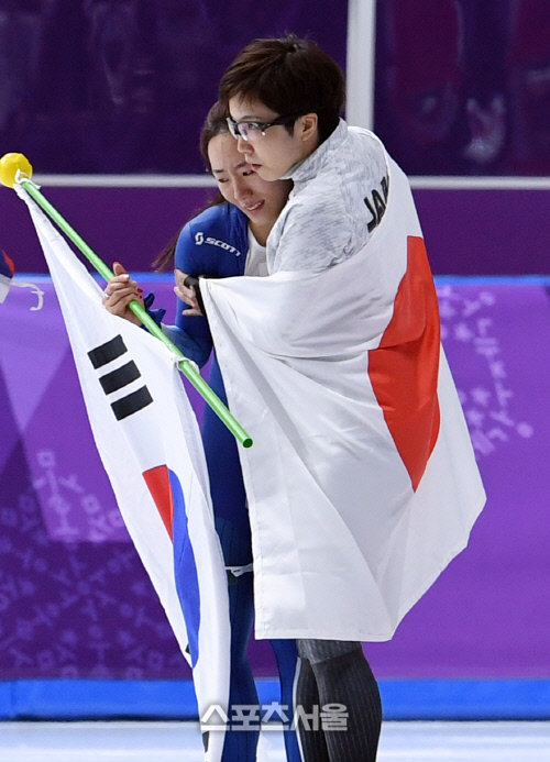 [포토]고다이라 품에 안긴 이상화