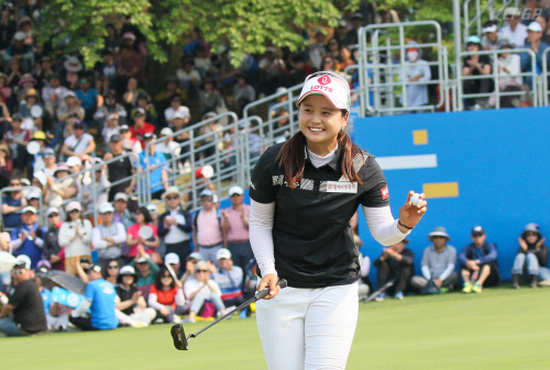 우승 확정후 인사하는 최혜진