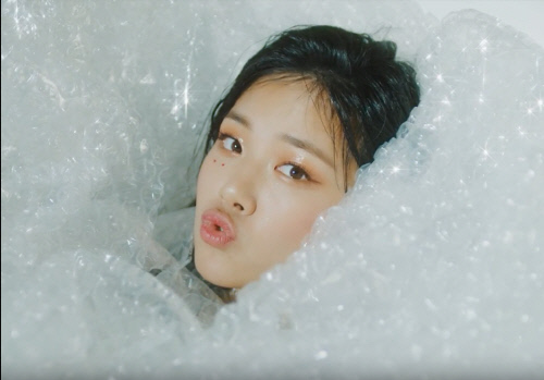 '윤미래의 원픽' 비비, 데뷔곡 '비누' 티저 공개…엉뚱 4차원 매력