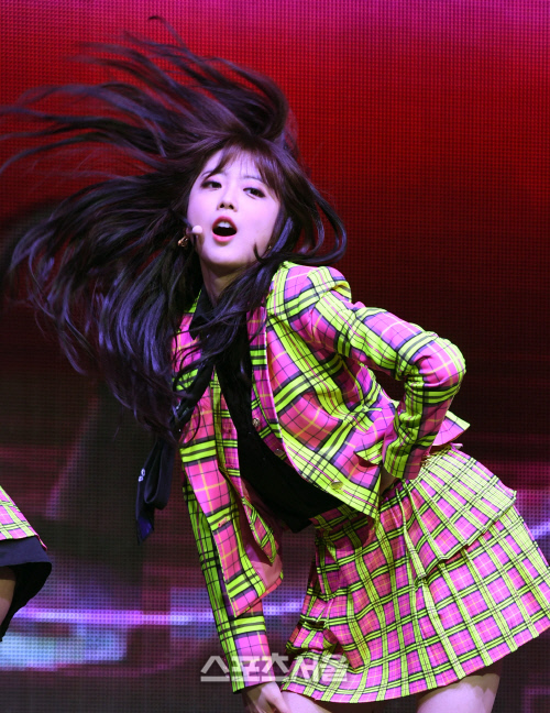 위키미키...지수연의 헤드뱅![포토]