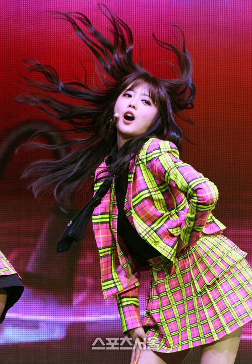 위키미키...지수연 춤추는 머리카락![포토]