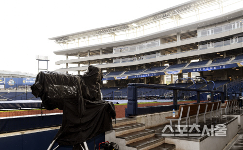 [포토] 소나기 내리는 창원NC파크, 곧 그치겠죠?