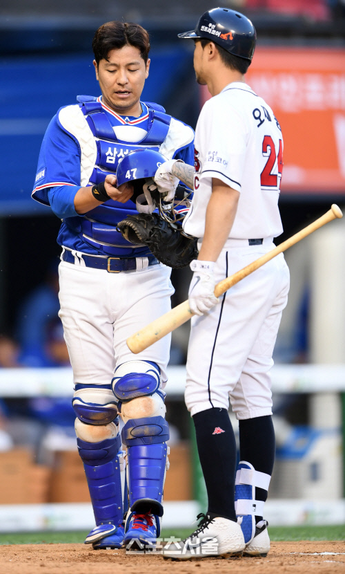 오재원, 포수 마스크 여기... [포토]