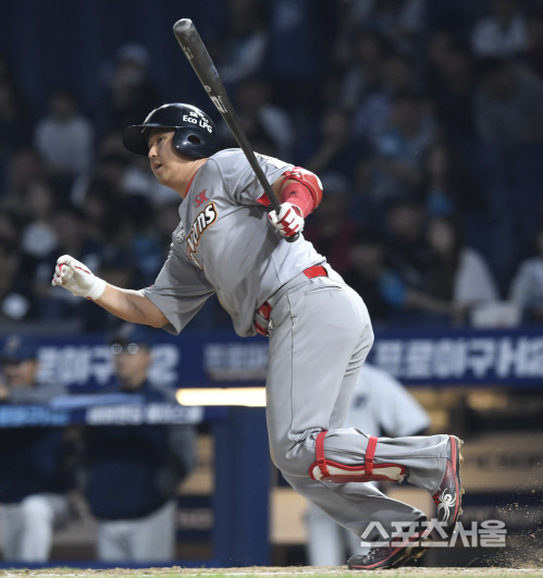 [포토] SK 최정, 추격의 고삐를 조이는...적시타!