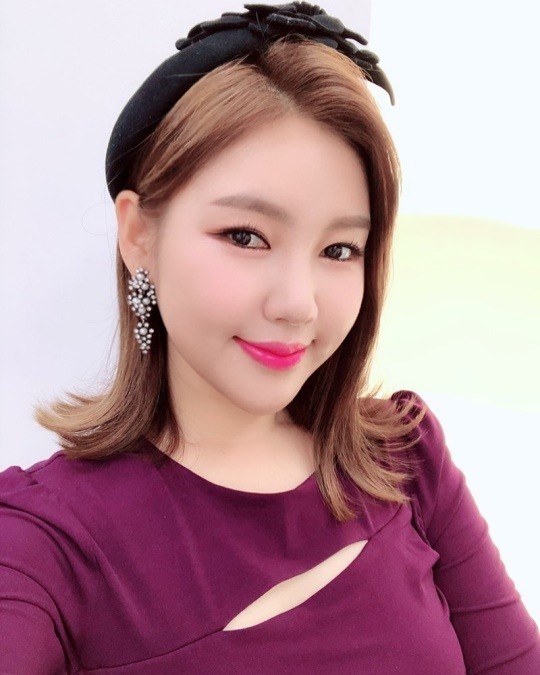 "너무 설레네요!" 송가인, '더쇼' 앞두고 인증샷…물오른 미모
