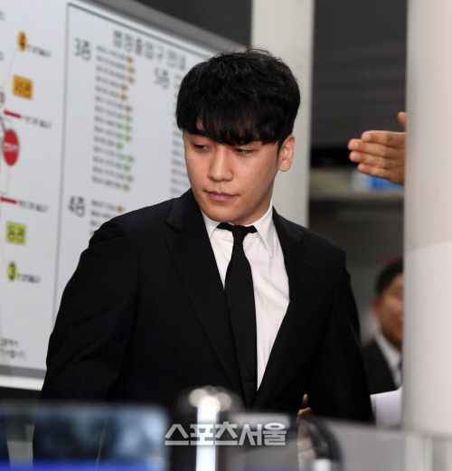 승리, 18차례 조사→구속영장 기각…수사 정점에서 '다시 주춤'