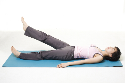 누워서 다리로 숫자 그리기_출처 힘찬병원