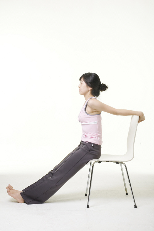 의자에 앉아 양 팔을 등 뒤로 펴기_출처 힘찬병원