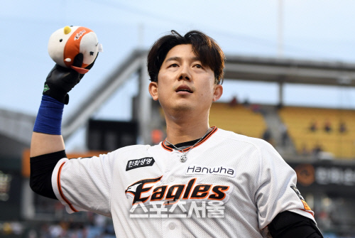 [포토]2호 홈런 김회성, 정우성 닮은 '잘생김' 드러내며...