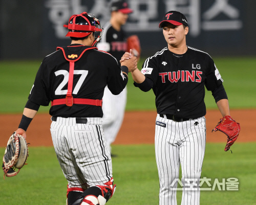 [포토] LG 고우석, 3-2 승리에 마침표!