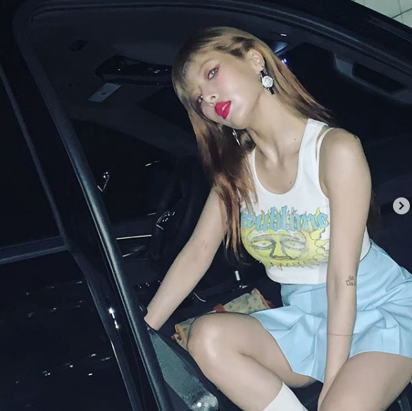 현아, 크롭티+미니 플레어스커트 패션 속 뽐낸 우윳빛 피부[★SNS]