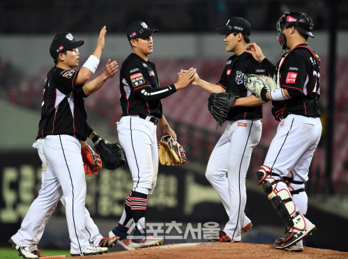 [포토]KIA 잡은 KT, 일단 위닝 시리즈!
