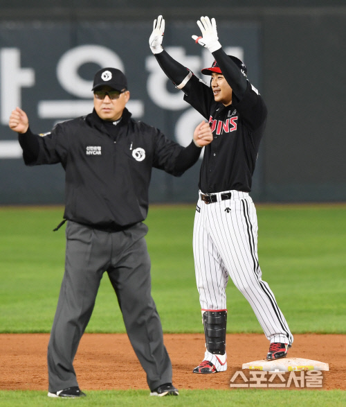 [포토] LG 이천웅, 선제 2타점 적시타로...안녕 세리모니!