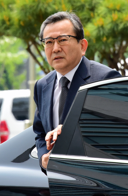 '억대 뇌물 혐의' 김학의 전 차관 구속... 法 "범죄 혐의 소명 및 도망 염려" 