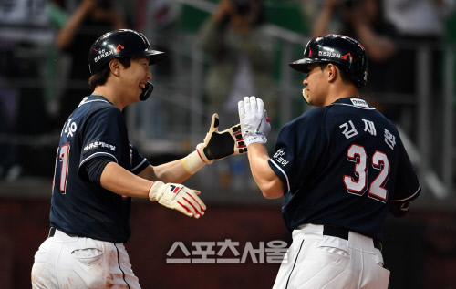 [포토]2점 홈런의 기쁨을 나누는 박건우와 김재환