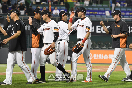 [포토]시즌 첫 스윕 달성한 한화 한용덕 감독