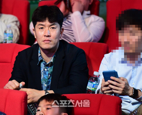 전 메이저리거 김병현, '100만불 최종전'의 권아솔을 응원하기 위해 제주도 찾아