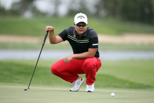 3번홀 퍼팅 라인을 살피는 함정우