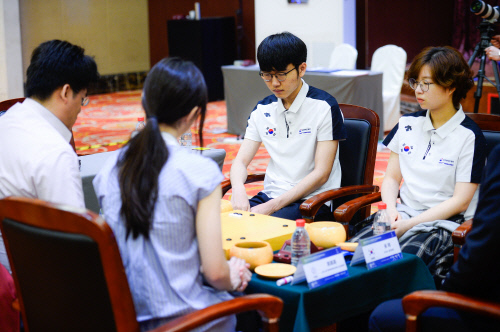 신진서(왼쪽), 최정 팀