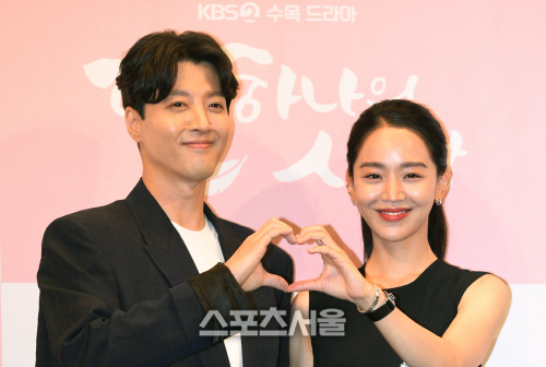 [포토]함께 하트 만들어보이는 이동건-신혜선