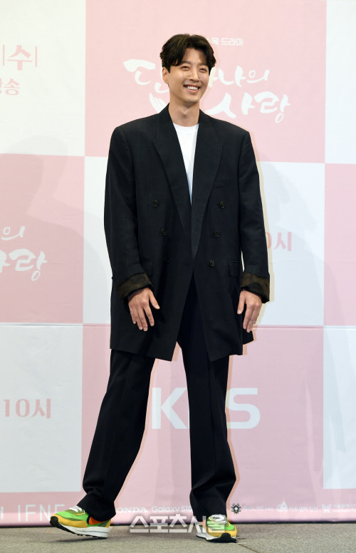 [포토]이동건, 화제의 운동화 신고