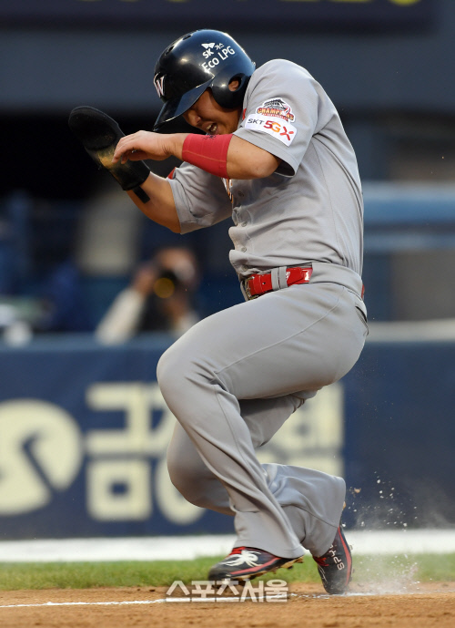 [포토]잔뜩 웅크린 최정, 공 올까 무서워!