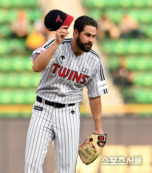 [포토] LG 켈리, 최정 사구에...모자 벗어 사과...