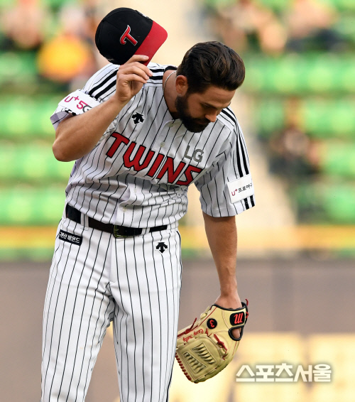 [포토] LG 켈리, 최정 사구에...모자 벗은 뒤 고개 숙이며...