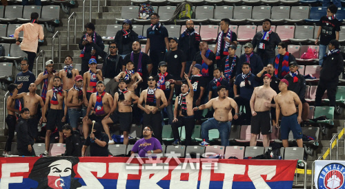 [포토] 상의 벗고 열띤 응원 펼치는 조호르 다룰 탁짐 서포터즈