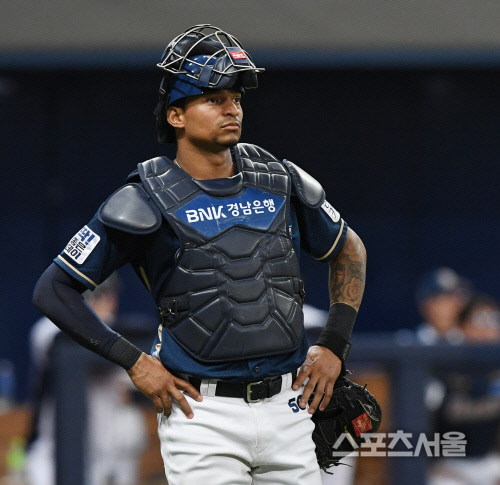 [포토] NC 베탄코트, 오늘은 양의지 쉬는 날~!