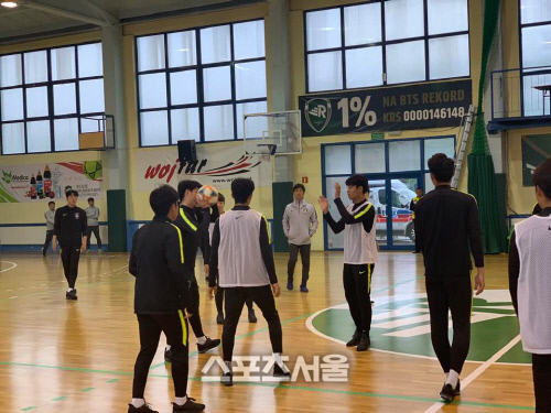 폭우에 훈련환경 열악해도…정정용호, 핸드볼로 3-5-2 점검[현지리포트]