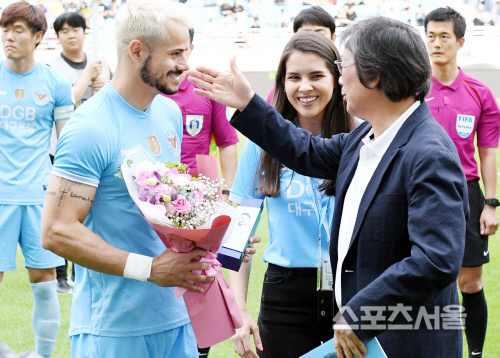 [포토] 조광래 대구FC 사장, 세징야 30-30 축하해~!