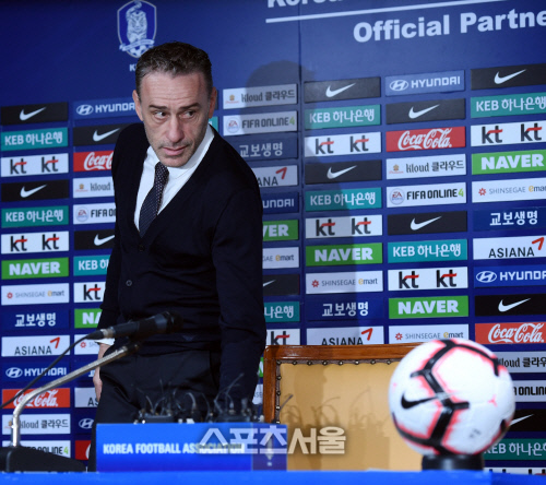 [포토] 기자회견장 들어서는 벤투 감독