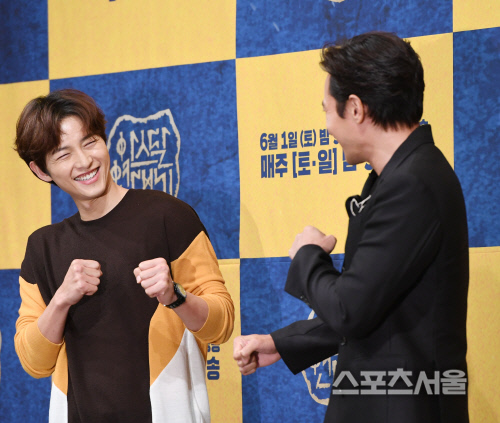 [포토] 송중기, 장동건 선배에게...이래도 될까?