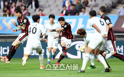 [포토]고광민의 과감한 중거리슛