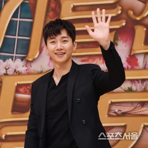 2PM 준호 측 "과거 사고로 사회복무요원 판정…30일 입소"