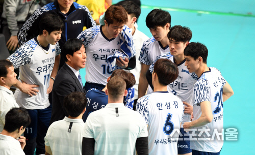 [포토] 신영철 감독 \'차분하게 경기 풀어\'