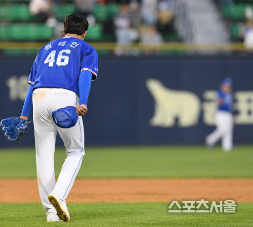 [포토] 삼성 원태인, 외야수 호수비에 모자 벗어...