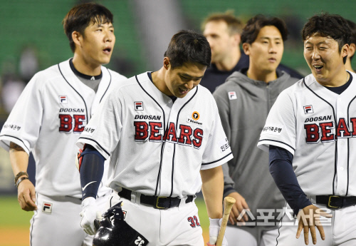 [포토] 두산 김재환, 연장 10회...끝내준 사나이!
