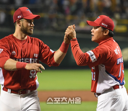[포토] KIA 박흥식 감독 대행, 터커 데뷔전 활약 좋았어!