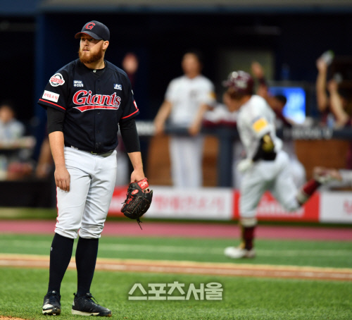 3점포 쏘아올린 김하성,얼음이 된 톰슨[포토]