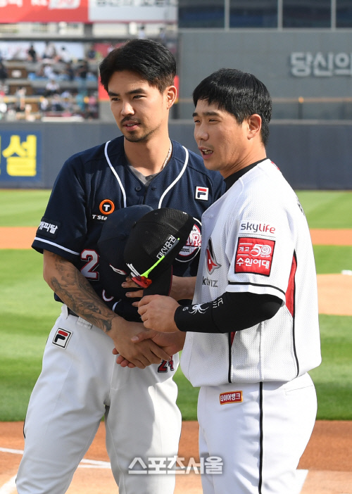 [포토]오재원의 축하 받는 박경수