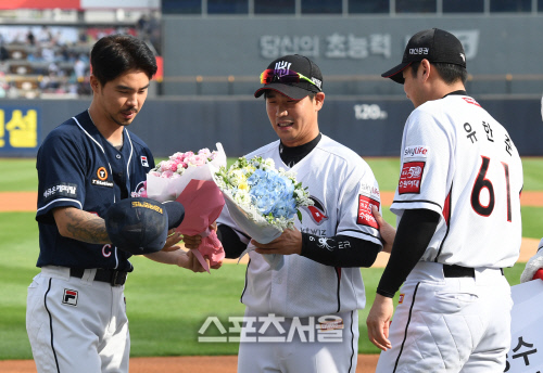 [포토]박경수의 1,500 경기 출장 축하하는 오재원과 유한준